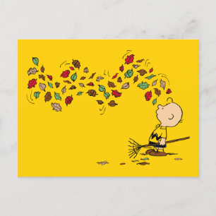Peanuts   Charlie Brown Raking Leaves Briefkaart