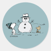Peanuts | Snoopy bouwt een sneeuwpop Ronde Sticker (Voorkant)
