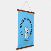 Peanuts | Snoopy probeert iets nieuws Hangend Wandkleed (Gebogen)
