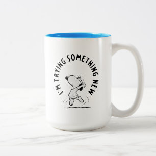 Peanuts   Snoopy probeert iets nieuws Tweekleurige Koffiemok