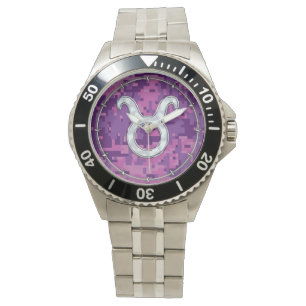 Pearl als Taurus Zodiac-symbool op digitale camo Horloge