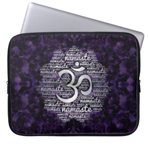 Pearl Namaste Word Art in Lotus met OM-symbool Laptop Sleeve