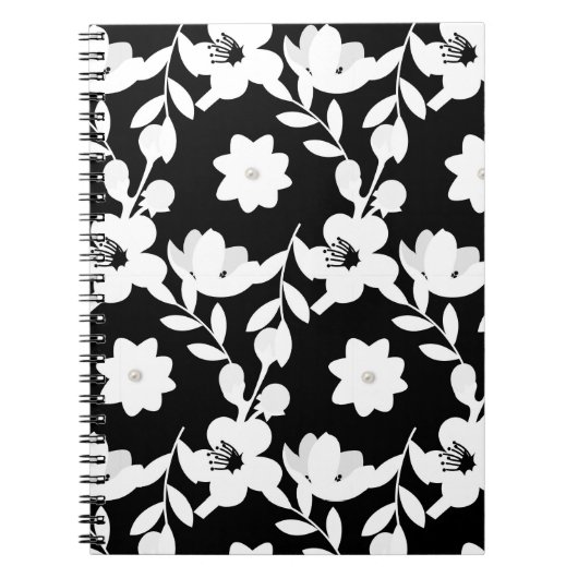 Pearls in witte bloemen op zwart notitieboek (Voorkant)