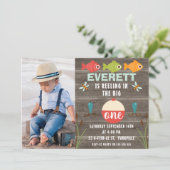 Pêche ébranlée dans la grande invitation d'un anni (Debout devant)