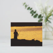 Pêcher dans la carte postale noire (Debout devant)