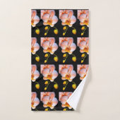 Pêcher orchidée sur serviette noire posée (Serviette à main)