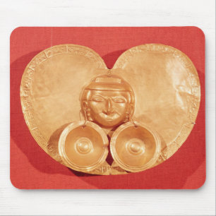 Pectoraal met een menselijk gezicht met oorringen muismat