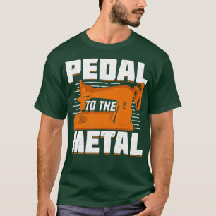 Pedaal aan de metaalnaaimachine t-shirt