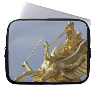 Pegasus-standbeeld bij de Pont Alexander III-brug Laptop Sleeve