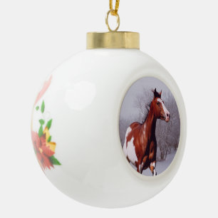 Peignez le cheval en ornement de boule de neige