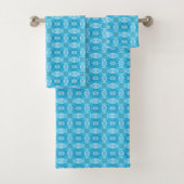 Peignoir de bain design géométrique bleu ciel lava (En situation)