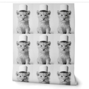 Peint Lionceau drôle portant un chapeau en papier toilet