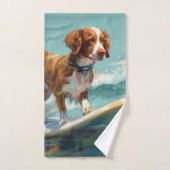 Peinture de Brittany Spaniel faisant du surf sur l (Serviette à main)