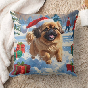 Pekingese hond rent in de sneeuw met kerstmuts kussen