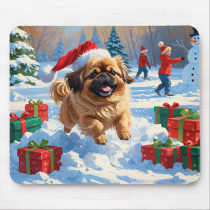 Pekingese hond rent in de sneeuw met kerstmuts muismat