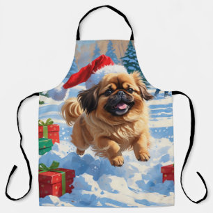 Pekingese hond rent in de sneeuw met kerstmuts schort