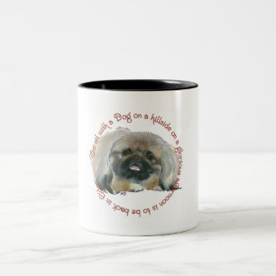 Pekingese Wijsheid - Met een hond op een heuvelhel Tweekleurige Koffiemok