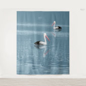 Pelican Couple Paddling op rustig blauw water Wandkleed (Voorkant)