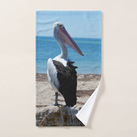 Pelican On Beach Rock, Serviette De Bain (Serviette à main)