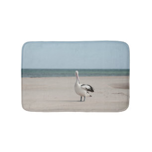 Pélican sur le tapis de bain de plage