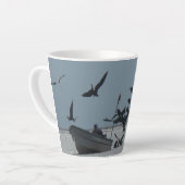 Pélicans autour des bateaux de pêche Latte Mug (Angle gauche)