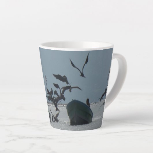 Pélicans autour des bateaux de pêche Latte Mug (Angle droit)