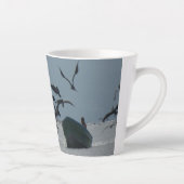 Pélicans autour des bateaux de pêche Latte Mug (Droite)