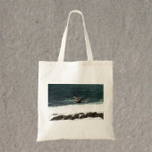 Pelikaan die over Stille Oceaan vliegt Foto Tote Bag