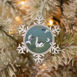 Pelikaan en de poort crashers, tin sneeuwvlok ornament