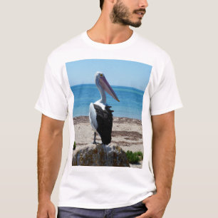 Pelikaan neergestreken op een strandrots, t-shirt