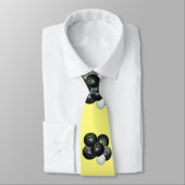 Pelouse citron, Cravate (Attaché)