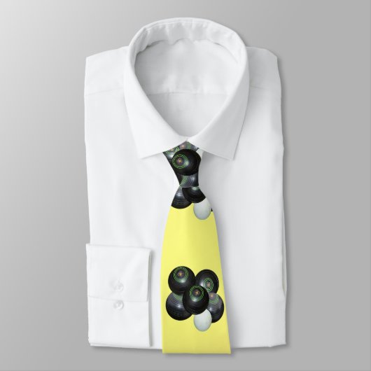 Pelouse citron, Cravate (Attaché)