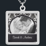 Pendentif blanc de damassé de noir de photo de<br><div class="desc">Collier blanc et noir de photo de couples de mariage de photo de damassé !  Cadeau parfait pour nouvellement les couples d'épouser !</div>