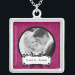 Pendentif de damassé de rose de noir de photo de<br><div class="desc">Collier rose et noir de photo de couples de mariage de photo de damassé !  Cadeau parfait pour nouvellement les couples d'épouser !</div>