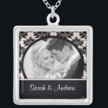Pendentif de damassé de rose de noir de photo de<br><div class="desc">Collier rose et noir de photo de couples de mariage de photo de damassé !  Cadeau parfait pour nouvellement les couples d'épouser !</div>