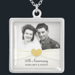 Pendentif photo Mariage des célébrations du 50e an<br><div class="desc">AJOUTEZ VOTRE PHOTO — Élégant et romantique style traditionnel personnalisé Pendentif photo du 50e anniversaire Mariage. Le charme Vintage est paré de ruban victorien et de monogramme. Il suffit d'ajouter les noms ou la date mariage de la mariée et de la mariée pour créer un cadeau unique et unique pour...</div>
