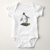 Penguin als Snowboarder met Snowboard Romper (Voorkant)