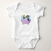 Penguin in Bathtub met Duck Romper (Voorkant)