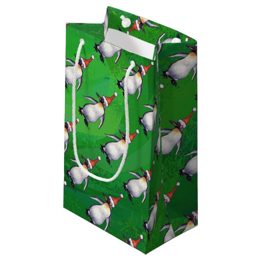 Penguin in Santa Hat Pattern on Green Klein Cadeauzakje (Voorkant Gekanteld)