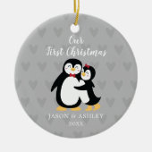 Penguin Love ons First Kerstfeest Keramisch Ornament (Voorkant)