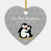 Penguin Love ons First Kerstfeest Keramisch Ornament (Voorkant)
