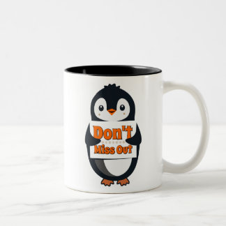Penguin with Don't Miss Out Sign Tweekleurige Koffiemok
