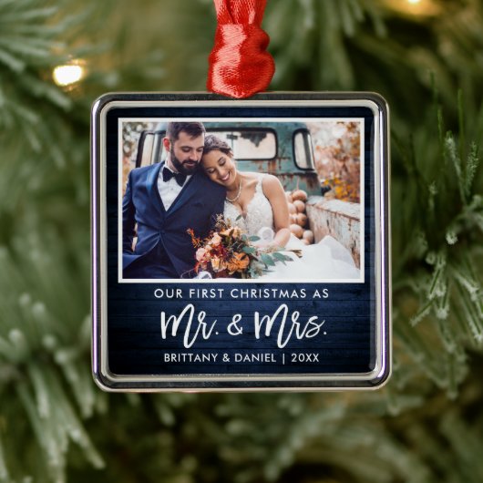 Penseel Script Blue Wood Eerste Kerstmis, Mrs. Metalen Ornament (Boom)