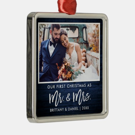 Penseel Script Blue Wood Eerste Kerstmis, Mrs. Metalen Ornament (Rechts)