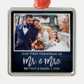 Penseel Script Blue Wood Eerste Kerstmis, Mrs. Metalen Ornament (Voorkant)