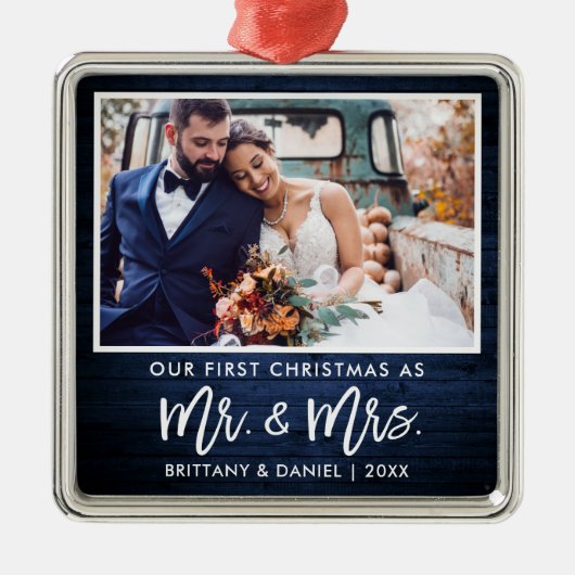 Penseel Script Blue Wood Eerste Kerstmis, Mrs. Metalen Ornament (Voorkant)