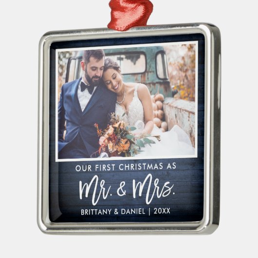 Penseel Script Blue Wood Eerste Kerstmis, Mrs. Metalen Ornament (Links)