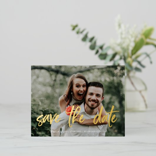 Penseel-Script-fotoweddenschap De datum opslaan Folie Uitnodiging Briefkaart (Staand Voorkant)