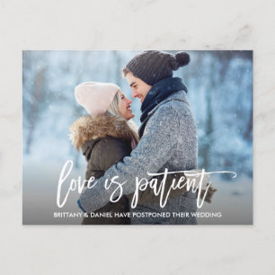 Penseel Script Wedding Postponed Love is Patiënt Briefkaart