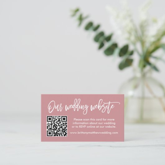 Penseel Script Wedding Website QR Photo Dusty Roos Informatiekaartje (Staand voorkant)